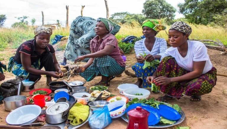 Women-at-a-food-fair-996x567